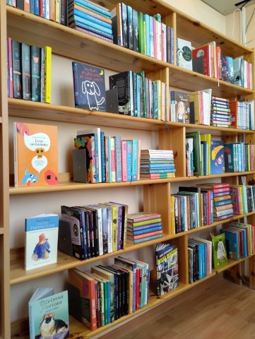 Bērnu un pusaudžu grāmatu plaukts Māriņkalna bibliotēkā